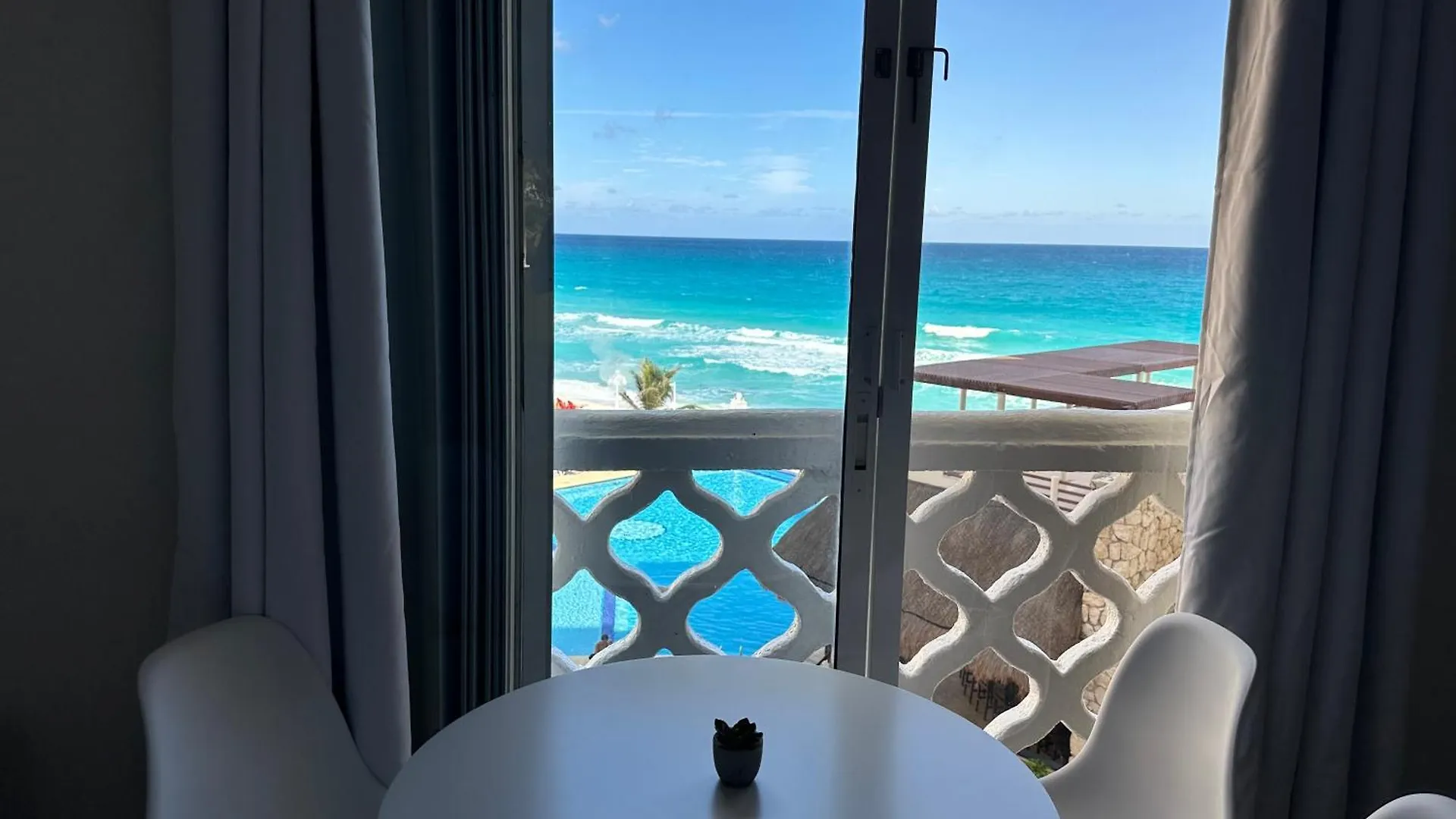 Cancun Plaza - Best Beach Apart-hotel
